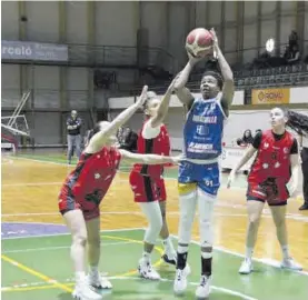  ?? CP MIRALVALLE ?? Maira Horford lanza a canasta durante el partido ante el León.