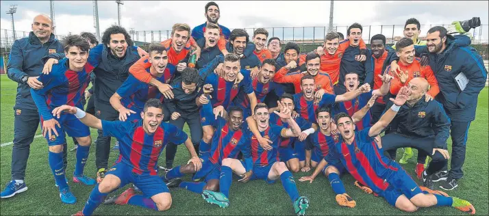  ?? FOTO: PERE PUNTÍ ?? La celebració­n del Juvenil A empezó sobre el césped y siguió en el vestuario, con el entrenador pasando por la ducha como es tradición