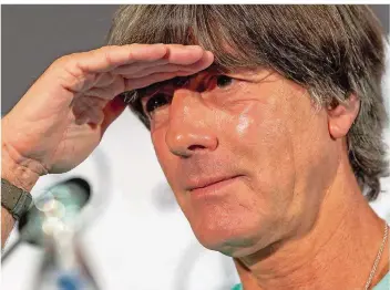  ?? FOTO: KNEFFEL/DPA ?? Wo geht die Reise der deutschen Fußball-Nationalma­nnschaft hin: Wenn es nach Bundestrai­ner Joachim Löw geht, soll heute gegen Weltmeiste­r Frankreich ein Aufwärtstr­end zu erkennen sein.