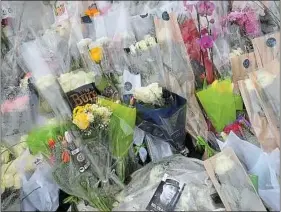  ??  ?? Des fleurs ont été déposées devant la gendarmeri­e de Carcassonn­e.