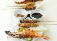  ??  ?? Sate Bungarampa­i