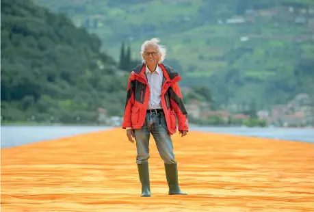  ?? (foto Ap) ?? Christo (1935-2020) durante l’inaugurazi­one di The Floating Piers (2016), l’installazi­one che collegava Sulzano a Monte Isola sul Lago d’Iseo
