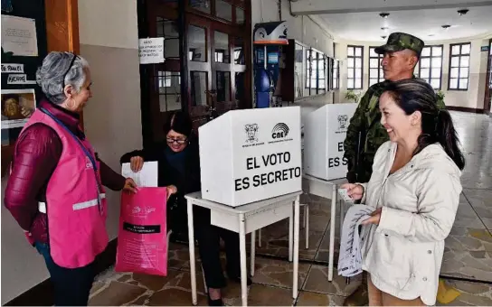  ?? CARLOS GRANJA ?? ▶María Mogro pidió el voto asistido por el estado de su salud, en la jornada del referéndum y consulta popular, en el recinto electoral del plantel Manuela Cañizares.