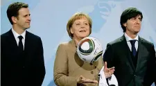  ??  ?? Tempi d’oro
La cancellier­a Angela Merkel tra Oliver Bierhoff (a sinistra), team manager della Nazionale tedesca, e Joachim Löw, il commissari­o tecnico. Dopo tanti successi, ieri la Germania è stata eliminata dal Mondiale, dalla Corea (Reuters)