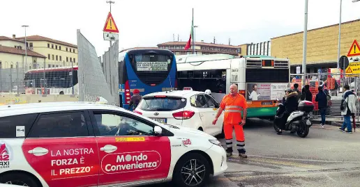  ??  ?? Il traffico alla rotonda davanti alla stazione con un unico addetto ai cantieri a cercare di far passare le macchine bloccate