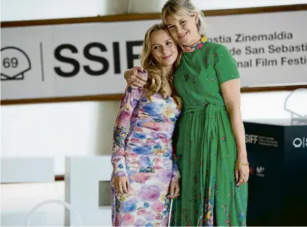  ?? ANDER GILLENEA / AFP ?? Tea Lindeburg abraçant orgullosa la jove actriu Flora Ofelia al Festival de Sant Sebastià