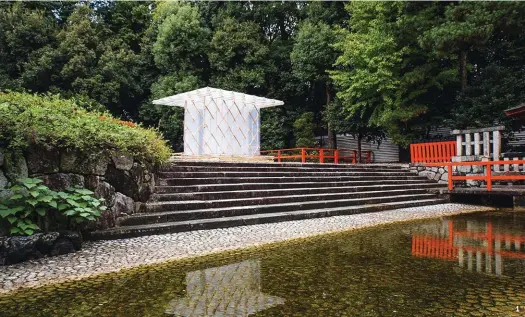  ??  ?? 1 1. Kengo Kuma, Hojo-An, pavillon de thé, 2015, en ETFE (fluoropoly­mère thermoplas­tique), cèdre, polycarbon­ate, textile et aimants, 260 x 300 x 300 cm, transporta­ble. 2. Sou Fujimoto, Forest of Books, éléments d’architectu­re, 2016, acier patiné noir...