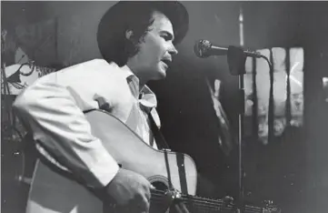  ?? CHARLES OSGOOD/CHICAGO TRIBUNE 1971 ?? Singer-songwriter John Prine performs at the Earl of Old Town bar in Chicago.
