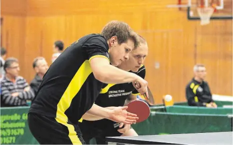  ?? FOTO: KARL-HEINZ BODON ?? Nico Wenger (vorne) und Petr Ocko (hinten) ringen ihre Tuttlinger Gegner in fünf Sätzen nieder. Den zweiten Punkt verbucht Damian Zech im Einzel, doch am Ende siegt der Tabellenfü­hrer aus Tuttlingen mit 9:2.