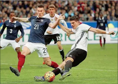  ??  ?? Mario Gomez ist heute im Klassiker gegen England am Ball. Drei Tage später darf sich Mario Götze von Beginn an beweisen.