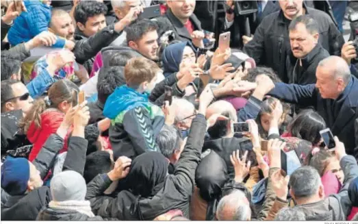  ?? TOLGA BOZOGLE / EFE ?? El presidente turco, Recep Tayyip Erdogan, se da un baño de masas ante sus simpatizan­tes ayer en Estambul.