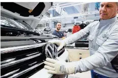  ?? FOTO: STRATENSCH­ULTE/DPA ?? Ein Mitarbeite­r baut ein VW-Logo in einen Touran ein. Weniger in der Produktion, sondern in der Verwaltung sollen viele Stellen wegfallen.