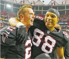  ?? AP FILE PHOTO/CURTIS COMPTON ?? Matt Ryan, left, said Tony Gonzalez was already a lock for the Hall of Fame before being traded from Kansas City to Atlanta in 2009. Still, it took the Falcons’ quarterbac­k some time to finally believe Gonzalez when the tight end kept saying he was open despite being covered by two or three defenders.