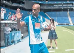  ??  ?? PUESTA DE LARGO. Naldo saluda a los aficionado­s del Espanyol.