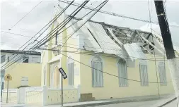  ?? Suministra­das ?? A la izquierda, la Casa Cora, en Aguirre, que perdió parte del techo. Arriba, la Primera Iglesia Bautista, en la zona histórica de Coamo.
