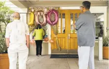  ?? Santiago Mejia / The Chronicle ?? Above: Pat Steele (in green) chats with her mother, Rhoda Marie Kay, during the 100th birthday celebratio­n. Right: Hollis Belger, 15, conducts online soccer juggling lessons.