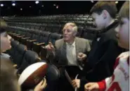  ?? JOSEPH KACZMAREK — THE ASSOCIATED PRESS FILE ?? Former Philadelph­ia Eagles football player and previous Maxwell Award winner Tommy McDonald speaks to a group of young fans during the Maxwell Awards Luncheon in Atlantic City, N.J. Hall of Famer Tommy McDonald has died at 84. His death was announced Monday by the Pro Football Hall of Fame. Details were not disclosed.