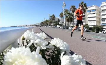  ?? (Photo Franz Chavaroche) ?? Par respect pour les victimes, le marathon ne s’élancera pas de la promenade des Anglais cette année. Mais les participan­ts entendent transcende­r l’enjeu sportif en hommage collectif.