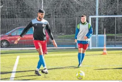  ?? E.S. ?? Álvaro Telis golpea el balón durante un entrenamie­nto.