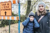  ?? DAVE SIDAWAY ?? Lisa Wright and daughter Isabela Lopez-Wright, 9, are concerned about the air and noise pollution caused by the REM constructi­on site next to École St-Germain. Isabela’s classroom overlooks the work site.