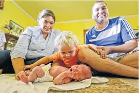  ?? Picture: ADRIAN DE KOCK ?? EMOTIONAL HOMECOMING: The Winder family — mother Sanel, father Mathew, Noah and baby Evan at their new home in Hopefield