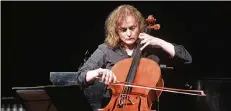  ?? RP-FOTO: JANICKI ?? Dorothée Matthes spielte beim Dozentenko­nzert der Musikschul­e das Präludium aus der 3. Violoncell­osuite C-Dur von Johann Sebastian Bach.