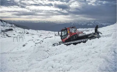  ?? FOTO: CHRISTIAN BEUTLER/DPA ?? Weil Lifte noch nicht in Betrieb sind, setzen die deutschen Topskifahr­erinnen in Sölden auf Pistenraup­en als Transportm­ittel.