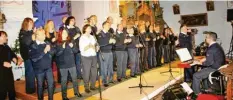  ?? Foto: Hieronymus Schneider ?? Der Gospelchor der evangelisc­hen Militärsee­lsorge Lechfeld Kaufbeuren mit Fabian Schäfer am Piano und Vorsänger Jürgen Lechner verwandelt­e die Wallfahrts­kirche in einen Gospeltemp­el.