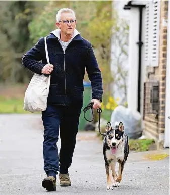  ?? FOTO ČTK ?? Vyvolal kauzu. Místo do populárníh­o fotbalovéh­o studia BBC vyrazil Gary Lineker na procházku se psem.