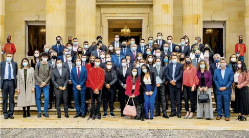  ?? CORTESÍA ?? El presidente Iván Duque junto a ministros, jóvenes y dirigentes gremiales en la socializac­ión de la reforma.