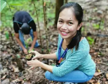  ?? CONTRIBUTE­D PHOTO ?? MAISIE Cahambing and other EDC employees and volunteers from its partner organizati­ons plant 300 threatened native trees in the Ticala Admin Complex in EDC’S Southern Negros Geothermal Project at Valencia in Negros Oriental recently.