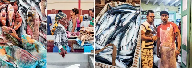  ??  ?? Von links: Fischmarkt in São Vicente; Verkäuferi­n wartet auf Kundschaft; Fang des Tages; das Team der Bar Bonaventur­a „Domingas“ist bereit