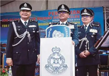  ?? BERNAMA PIC ?? Inspector-General of Police Tan Sri Mohamad Fuzi Harun (centre) launching the Brickfield­s police headquarte­rs in Kuala Lumpur yesterday. With him are acting Deputy IGP Datuk Seri Abdul Hamid Bador (left) and city police chief Datuk Seri Mazlan Lazim.