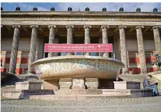  ?? FOTO: JÖRG CARSTENSEN/DPA ?? Die große Granitscha­le im Lustgarten vor dem Alten Museum auf der Berliner Museumsins­el ist großflächi­g beschmiert worden.