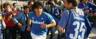  ??  ?? Maradona løper ut til 86.000 jublende fans i Napoli – byen som ble hovedarena­en for hans vekst og fall.