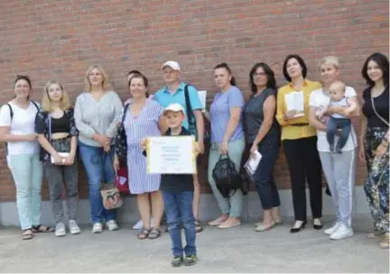  ?? FOTO KMA ?? Een jongen van de school toont het totaalbedr­ag van drieduizen­d driehonder­ddertig euro.