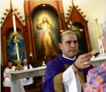  ?? Marvin Recinos/AFP ?? Padre Erick Alvarado em missa em Manágua