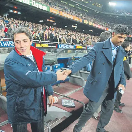  ?? FOTO: MORATA ?? El técnico cordobés Pepe Murcia saludando a Frank Rijkaard antes del Barcelona-atlético de 2006 en el Camp Nou