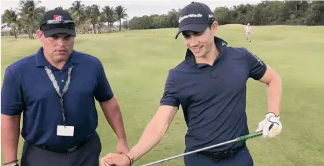  ?? /FOTO: TWITTER DE IVÁN RODRÍGUEZ ?? El exbeisboli­sta Iván Rodríguez aprende del golfista colombiano Camilo Villegas.