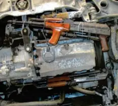  ?? Foto: Polizeiprä­sidium Oberbayern Süd, dpa ?? Im Motorraum des Autos aus Montenegro fand die bayerische Polizei Kalaschnik­owSchnellf­euergewehr­e.