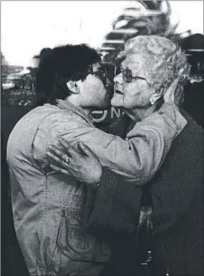  ?? SALVADOR SANSUAN ?? Después de prisión. Xavier Vinader besa a su madre al llegar a Barcelona después de salir de prisión, en 1984