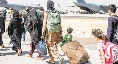 ?? AP ?? Families are evacuated from Afghanista­n in the chaotic last days before the U.S. ceded control of the country to the Taliban. Several rescue groups say the Biden administra­tion’s claim of 200 American citizens left behind is far lower than the reality.