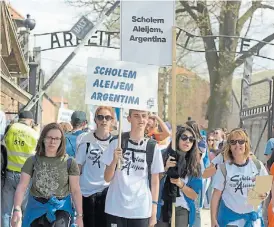  ??  ?? Marcha de la vida. Con adolescent­es argentinos y del mundo.