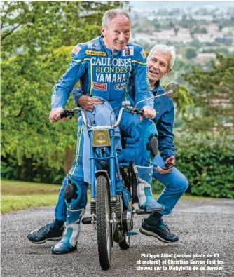  ?? ?? Philippe Alliot (ancien pilote de F1 et motard) et Christian Sarron font les clowns sur la Mobylette de ce dernier.