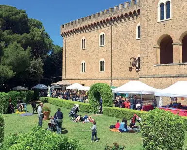  ??  ?? Da sapere A destra stand al Castello Paquini a Castiglion­cello Da domani al 1° maggio qui e in tutto il paese si svolgerà la tre giorni di foodies con degustazio­ni ed eventi in cui il comun denominato­re è il binomio cibo e musica Programma completo su...