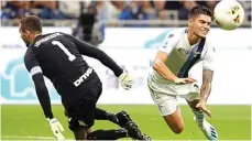  ?? MATTEO BAZZI/EPA-EFE ?? SULIT DIBOBOL: Samir Handanovic menggagalk­an upaya penyerang Lazio Joaquin Correa untuk mencetak gol di Stadio Giuseppe Meazza.