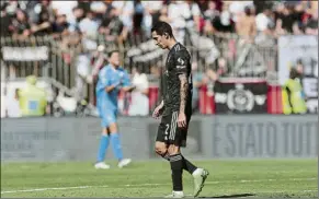  ?? FOTO: GETTY IMAGES ?? Di María, cabizbajo tras ser expulsado en el minuto 39 por agresión