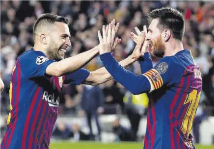  ?? JAVI FERRÁNDIZ ?? Messi y Alba han formado una de las grandes sociedades deportivas en el Barça. El lateral estuvo ayer en Igualada acompañado de las autoridade­s locales y rodeado de niños
//