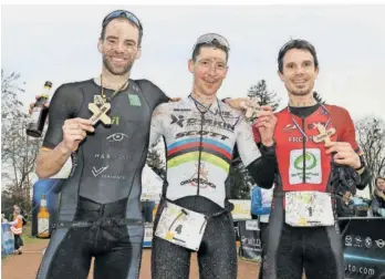  ?? FOTOS (4): HOLGER TEUSCH ?? Weltmeiste­r Sébastien Carabin (Mtte) siegte vor Lokalmatad­or Jens Roth von Tri Post Trier (links) und Vorjahresg­ewinner Mathias Frohn (TuS Schleiden).