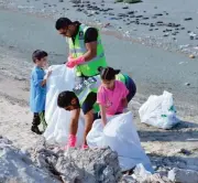  ??  ?? KUWAIT: The Commercial Bank of Kuwait launched a beach cleaning initiative to protect the environmen­t and migratory birds.